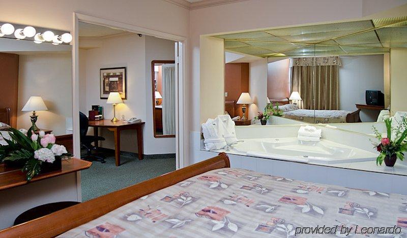 Sandman Signature Mississauga Hotel Room photo